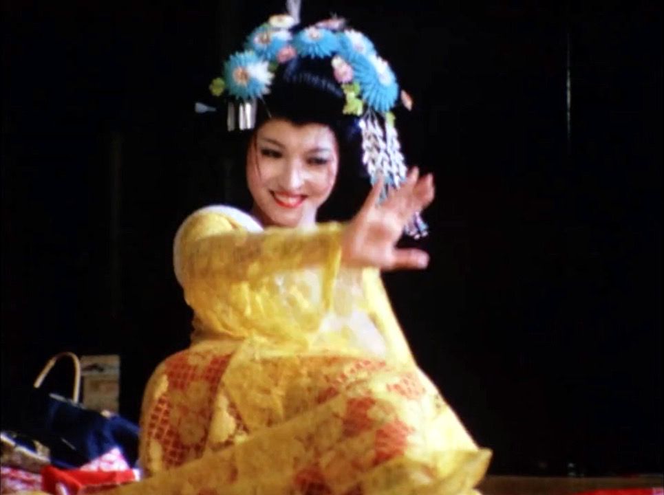 中山麻理在《傷痕累累的天使》扮演脫衣舞孃,更露點演出。 中山麻理在《傷痕累累的天使》扮演脫衣舞孃,更露點演出。