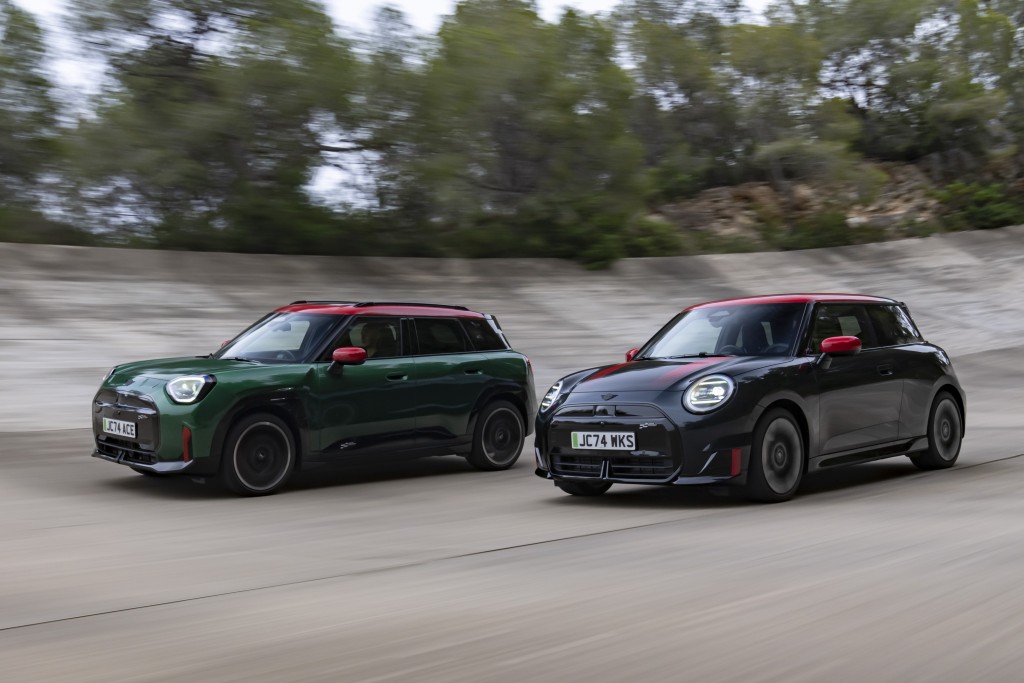 MINI剛於昨天(10月14日)巴黎車展上發表MINI Cooper JCW(右)及Aceman JCW(左)高性能版電動車。