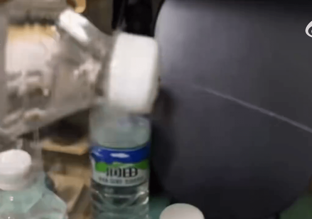 男子指网购蒸馏水樽盖有针孔，挤压时有水喷出。