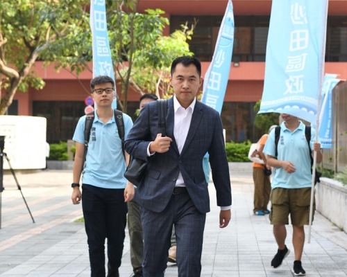 許銳宇今早在多人陪同下上庭。