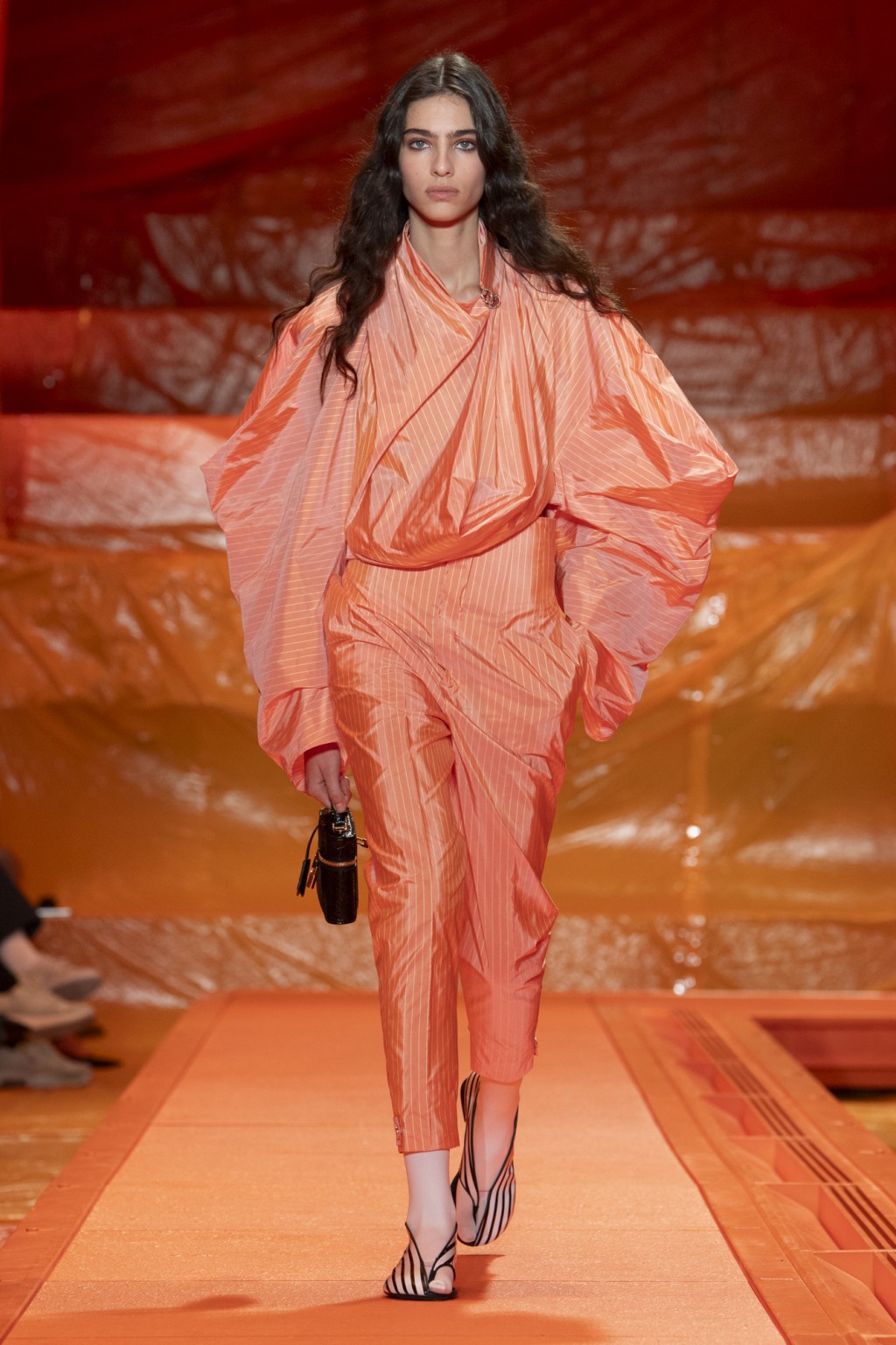 Louis Vuitton剪裁夸张的泡泡上衣，下配同色系长裤，上下比列分明的配搭，完美演绎Monotone蜜桃色配搭。