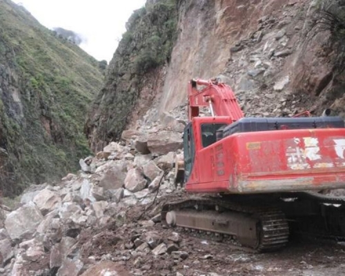 2台挖掘機正在現場進行搶通。