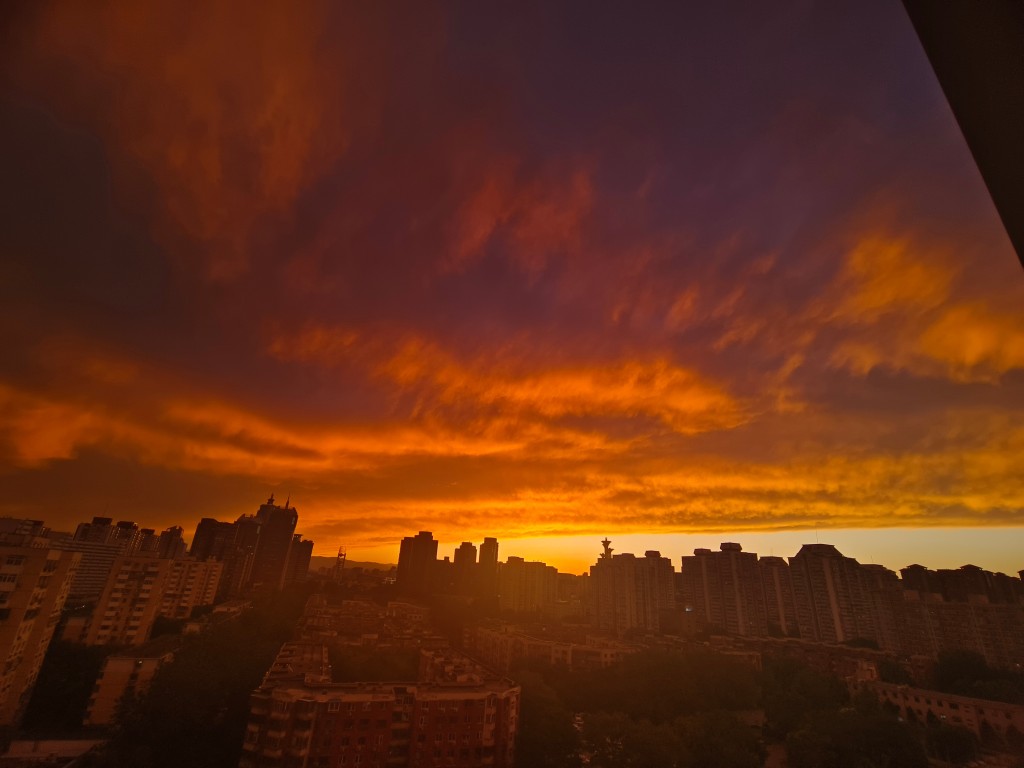 北京出現絢麗「火燒雲」。