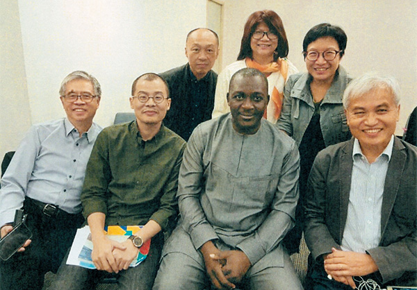 二〇一七年香港世界文化藝術節主題是非洲，張秉權（右一）參與國際交流。