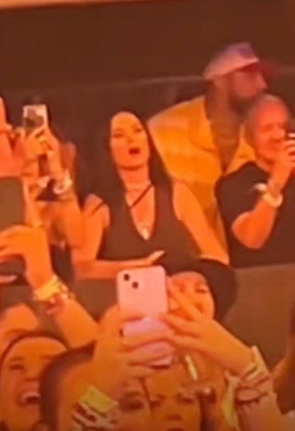 同场观众拍下的片段，亦展现了Katy一边投入摇摆舞动，一边跟着唱《Bad Blood》。