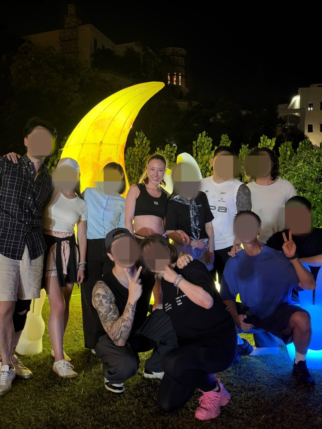 何超雲分享與朋友在花園的派對合照。