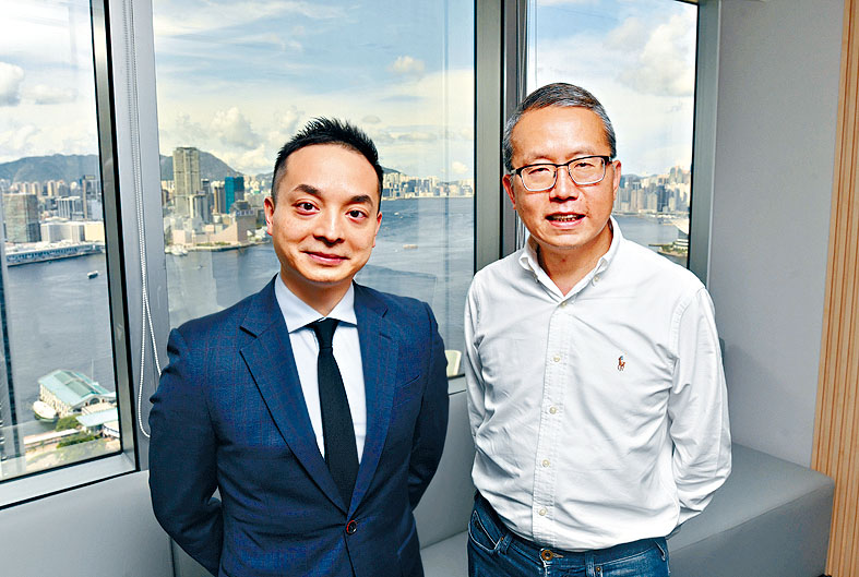 吳旨賢（左）認為，靄華與柏衛共管基金，將達致「一加一等於三」效應。右為陳啟豪。