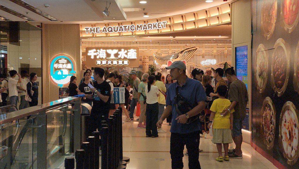 事件發生後，荃灣千海水產分店周日晚上仍然人頭湧湧，大量食客等候排隊入場。黃文威攝