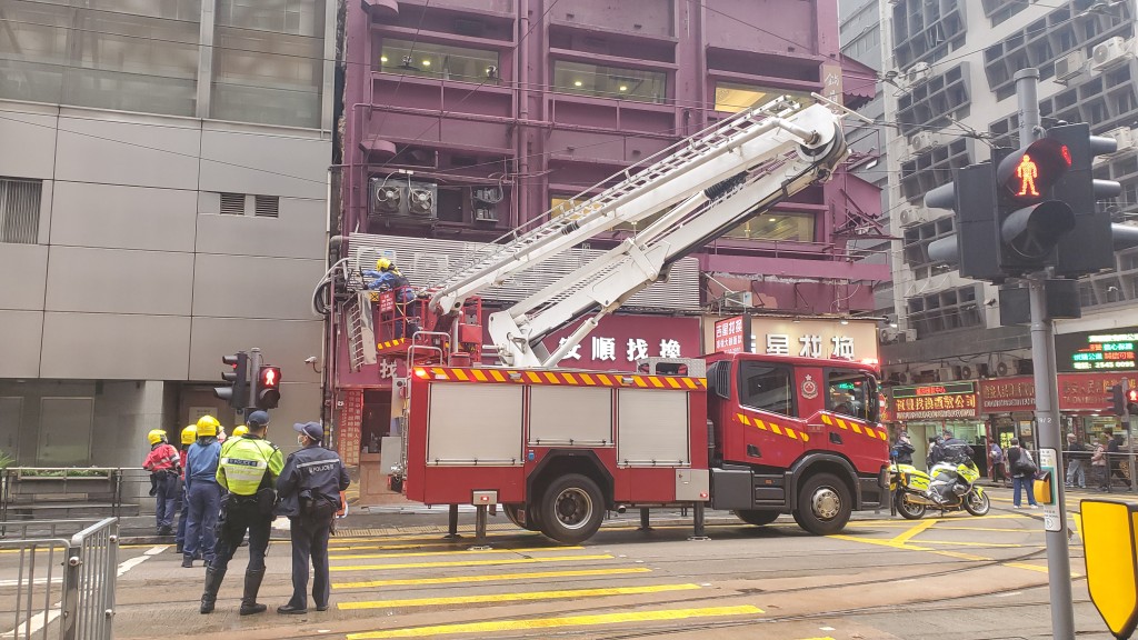 警方封閉行車線，以便消防車架起升降台。蔡楚輝攝