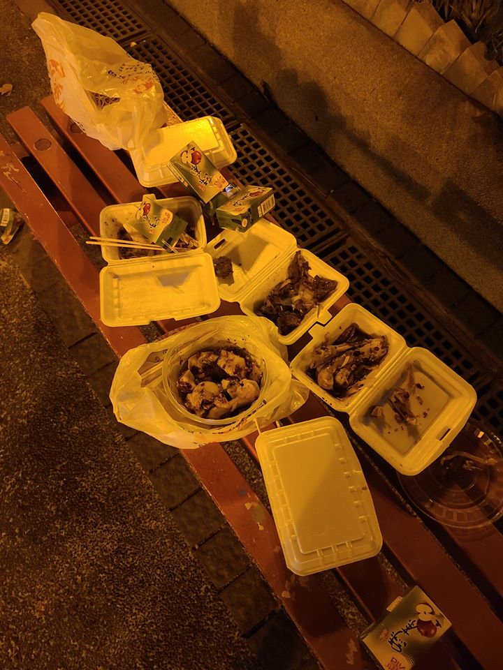 食物殘渣及飯盒等,遺留在長櫈上。「顯徑友」FB圖片