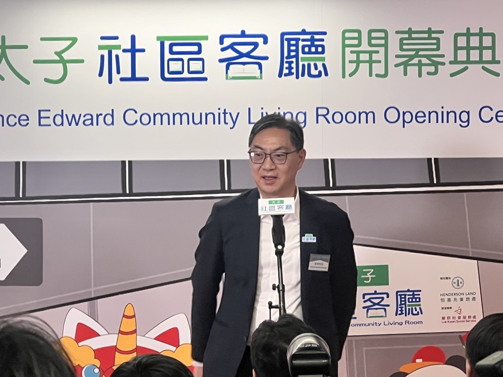 恒地執行董事黃浩明宣布，集團向旗下營運兩間社區客廳，包括南昌及太子的學生會員，每人派發1,000元書簿津貼。郭詠欣攝