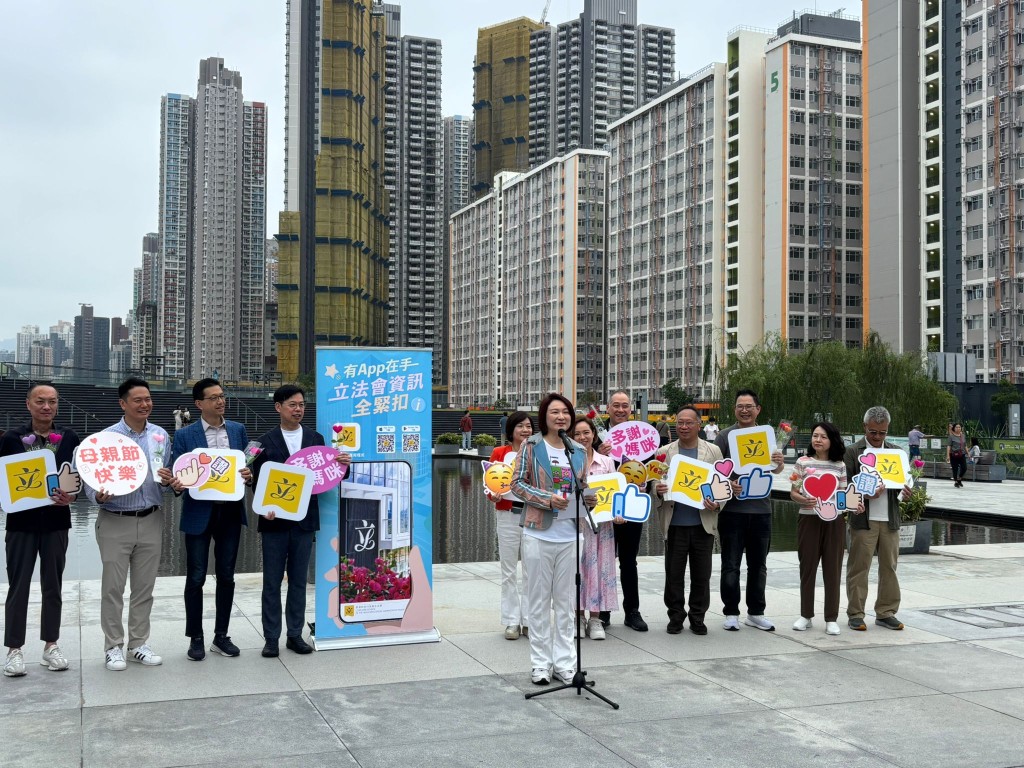 李慧琼向市民簡介立法會工作內容。 李慧琼向市民簡介立法會工作內容。