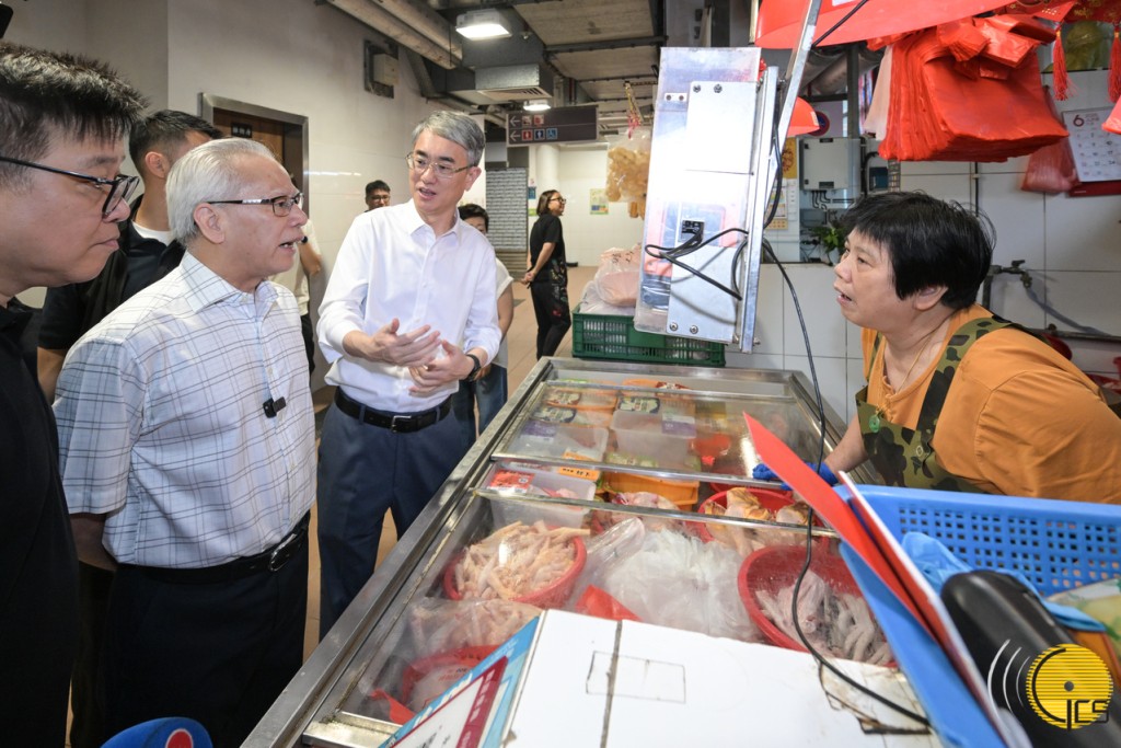 岑浩輝與街市檔販交談,了解經營情況。澳門新聞局圖片 岑浩輝與街市檔販交談,了解經營情況。澳門新聞局圖片