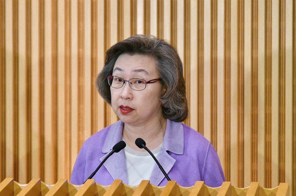 公務員事務局局長楊何蓓茵日前就薪酬趨勢調查報告，與多個公務員工會見面聽取意見。資料圖片