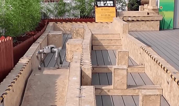 大热的机械狗亦可见。