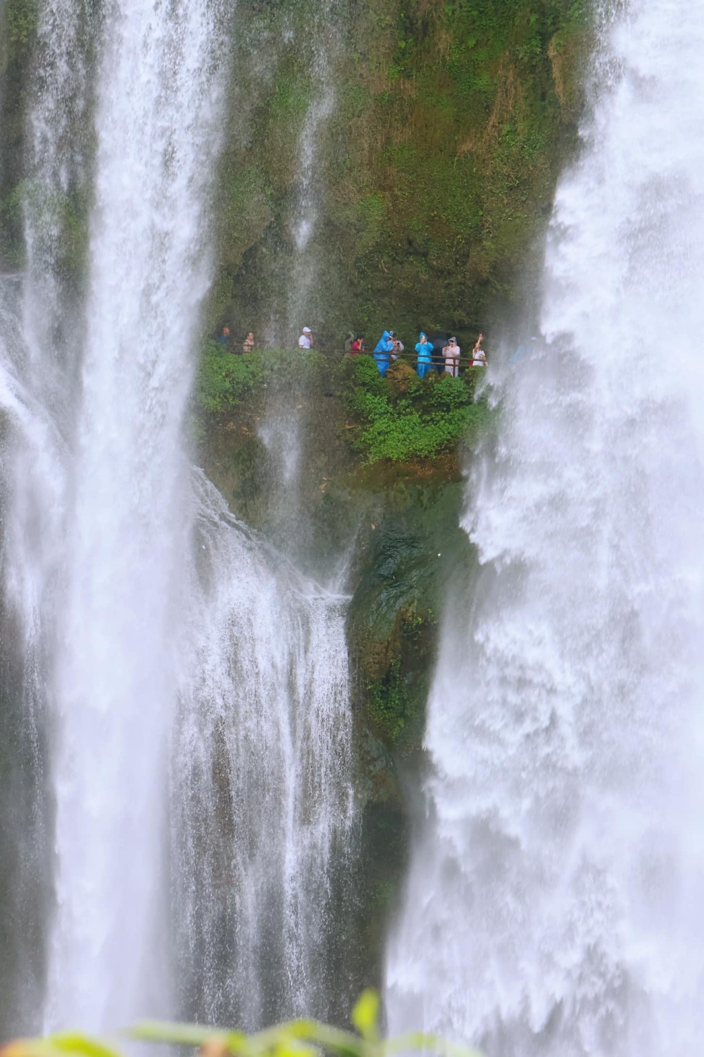 瀑布背后有一条长约百公尺长的「水濂洞」。图片授权David Cheng