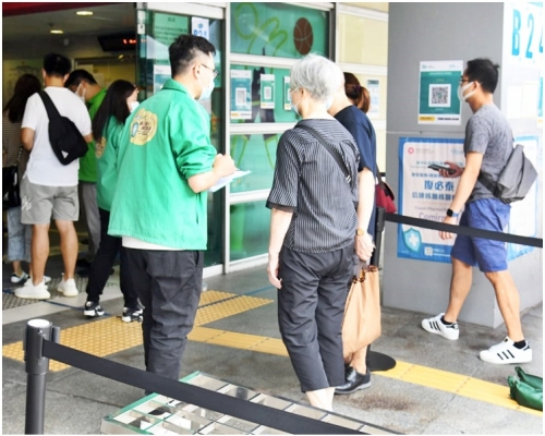 其中一名患者在港已打齊兩針復必泰。