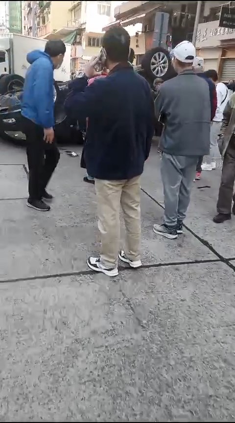 多名途人圍觀。網上片段截圖
