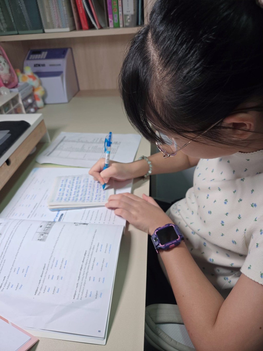 Hailey温书不是「斋睇」,还会用手写笔记巩固记忆,亦能令自己更专注。 Hailey温书不是「斋睇」,还会用手写笔记巩固记忆,亦能令自己更专注。