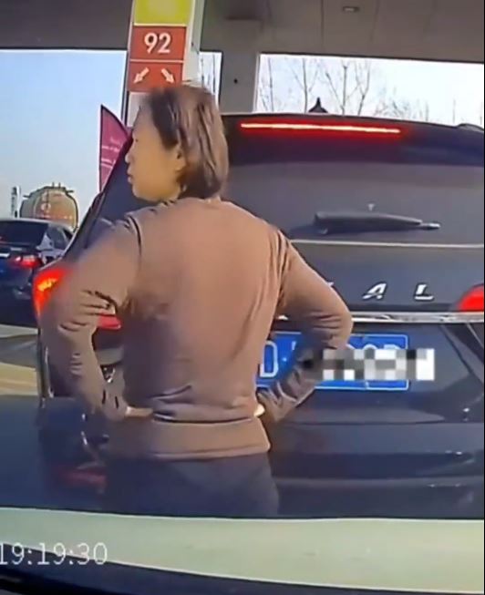 江蘇女化身人肉路障瞓車頭，為自家汽車打尖入油。