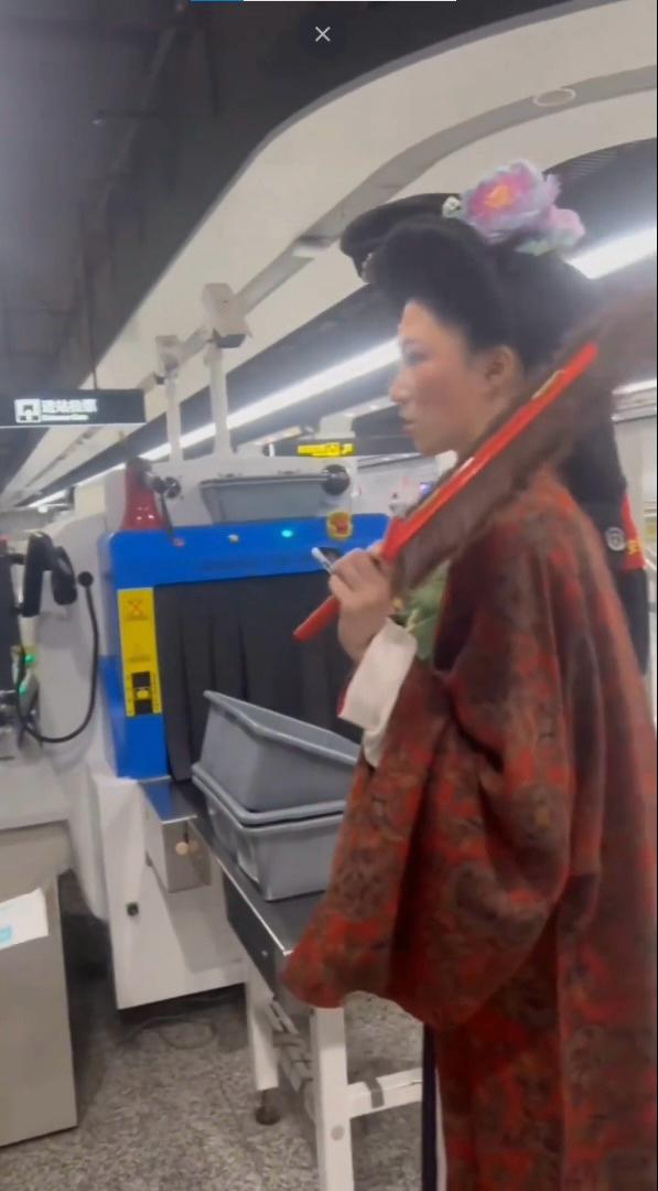 汉服女子上海地铁安检被拒（网图）