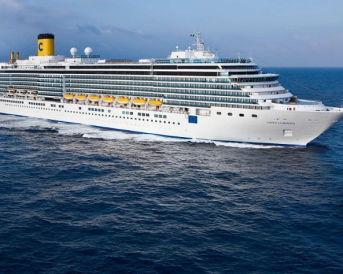 意大利郵輪「歌詩達耀目號」停在法國馬賽港附近海上，船上1400多名乘客被告知待在船艙裡接受檢測和隔離。(網圖)