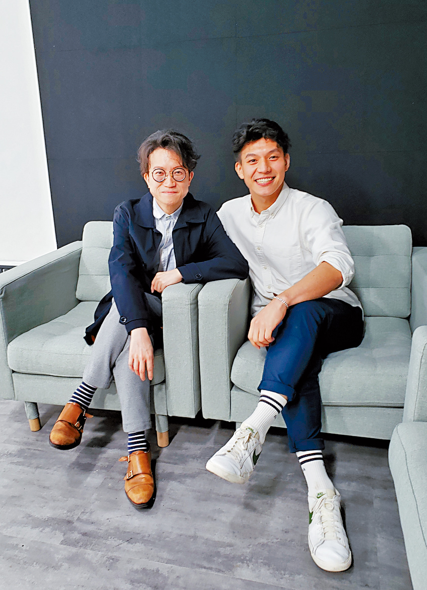 資深大學英語教師Alan Poon與網絡紅人Hugo Chui(徐灝晴)錄影傳媒聯播網上英語節目。