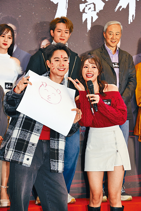 游嘉欣改用脣膏將吳偉豪畫到變「花面貓」。