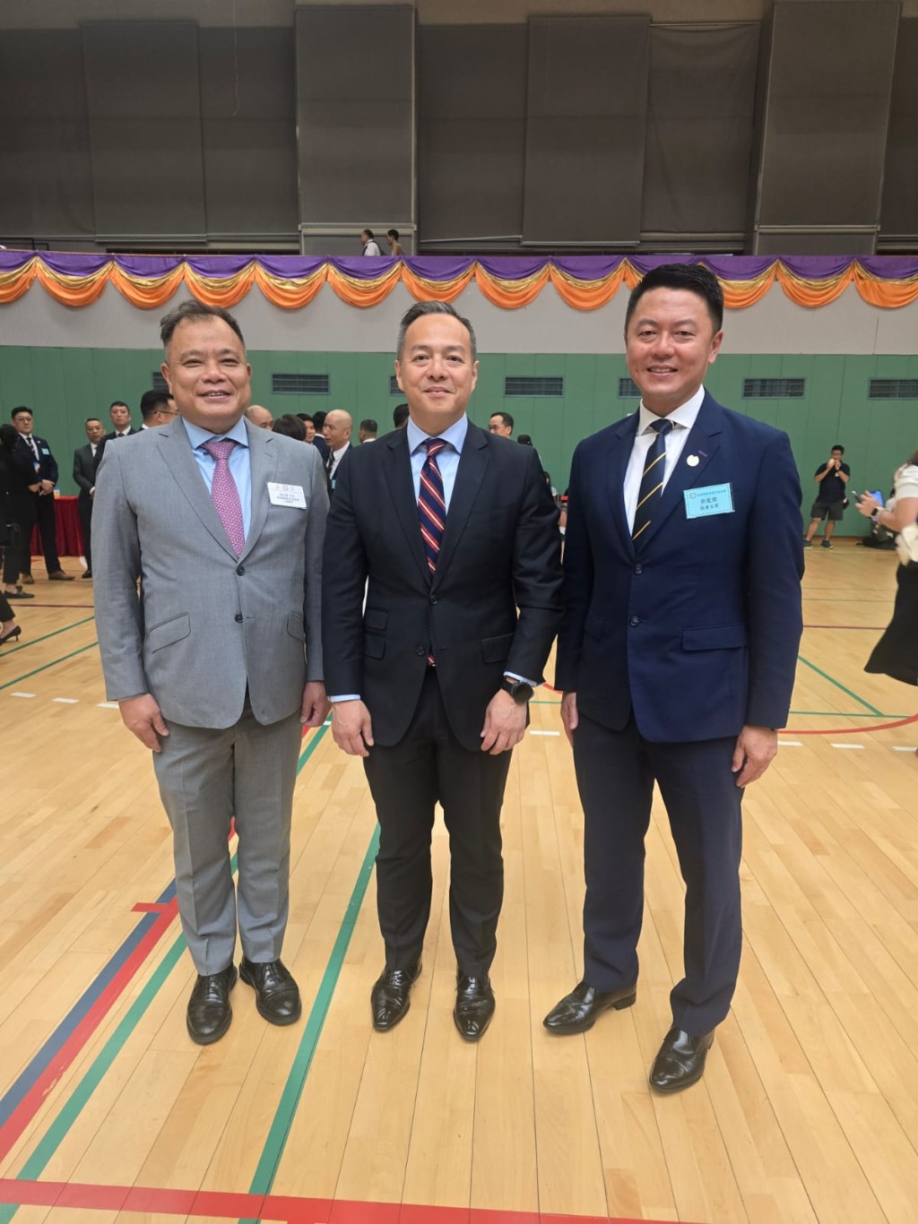 周一鳴（中）與警察隊員佐級協會前任主席林志偉（左）及新任主席梁俊傑（右）合照。