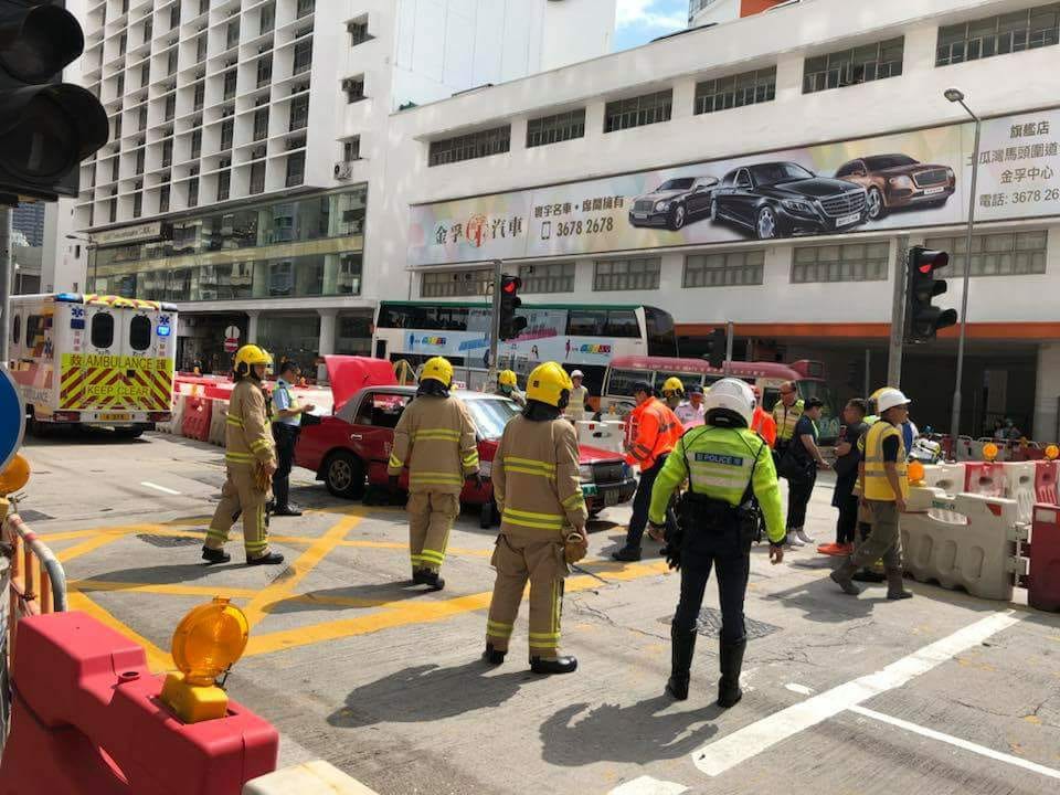 警方及消防員接報到場。 突發事故報料區FB/網民Anndee Cheung圖