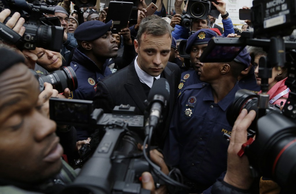 皮斯托留斯（Oscar Pistorius）到法庭应讯，被大批传媒包围。  美联社