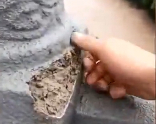 重慶有橋梁欄杆暴雨後一捏就碎。網上截圖
