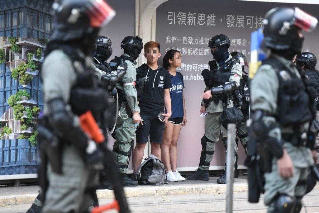防暴警察截查市民。