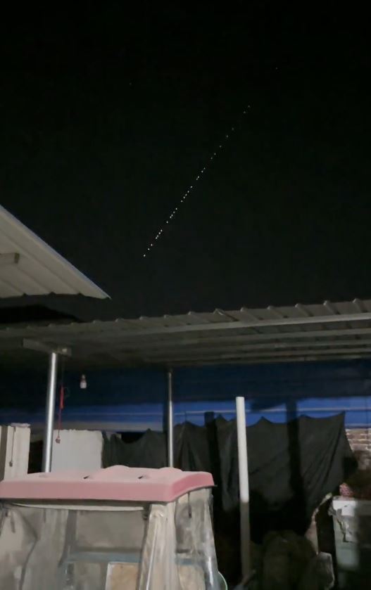 河南6日晚，多地民众在夜空中发现神秘光串。抖音