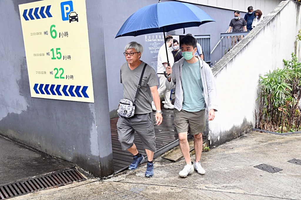 死者親友認屍後離去。楊偉亨攝 死者親友認屍後離去。楊偉亨攝