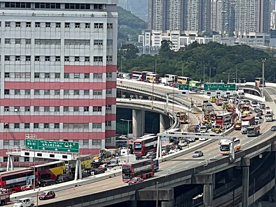 青葵公路發生四車串燒。網圖 青葵公路發生四車串燒。網圖