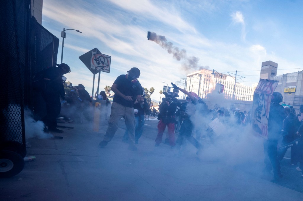 警方使用催泪气体驱散人群。路透社