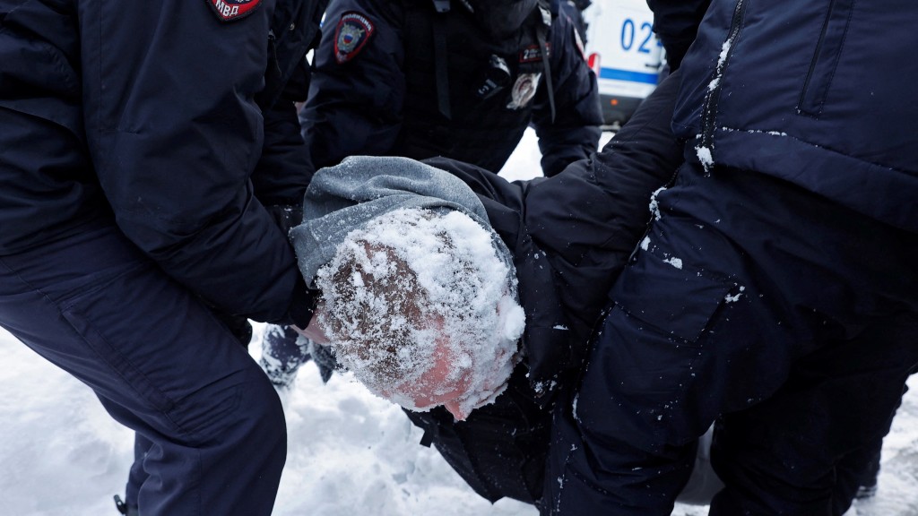 參加納瓦爾尼悼念活動的人在莫斯科被捕。 路透社