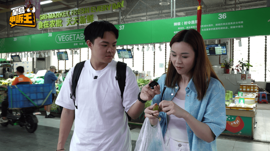記者Rachel品嚐團友們新鮮購買的荔枝,表示非常清甜及多汁。 記者Rachel品嚐團友們新鮮購買的荔枝,表示非常清甜及多汁。