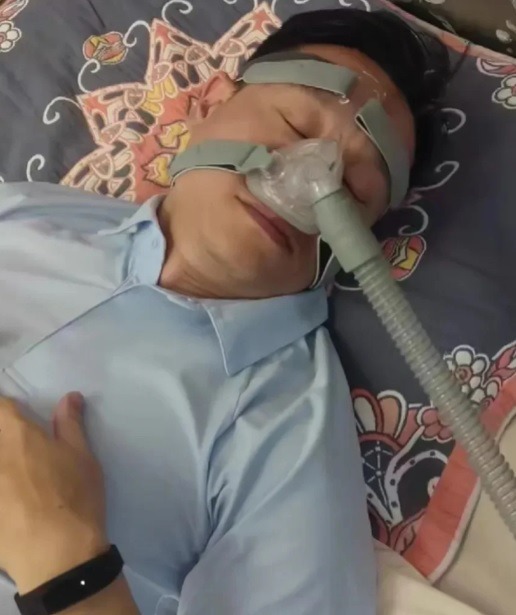 楊威示範配戴呼吸機。（影片截圖）