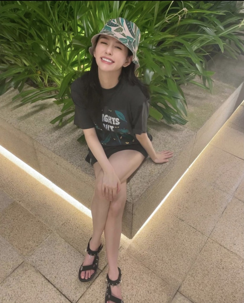 沈月的一對白滑長腿，好吸睛。
