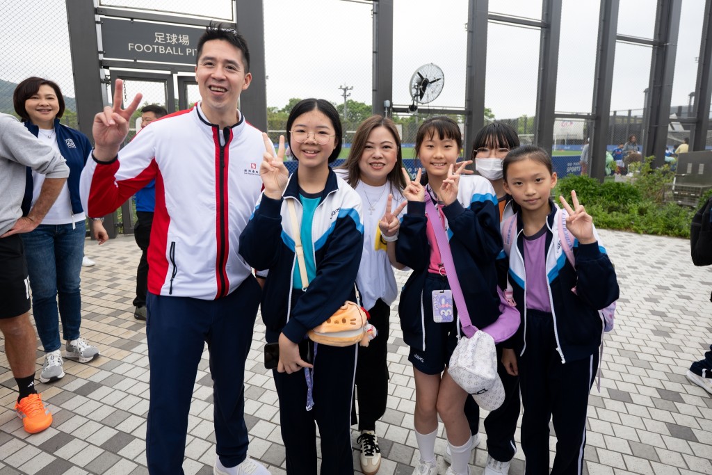 文化體育及旅遊局局長羅淑佩與學生互動。