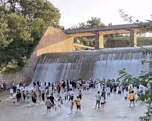 大批遊客不顧安全警示涉水遊玩。網圖
