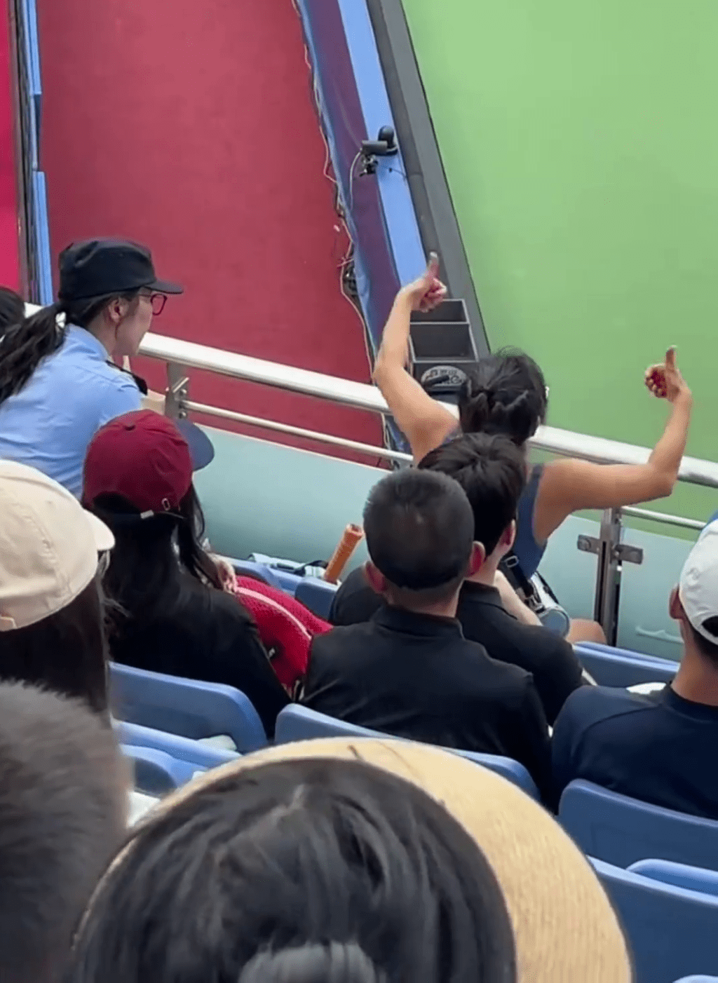 女子不停地站起來在座位上以各種姿態扭動，並尖叫。