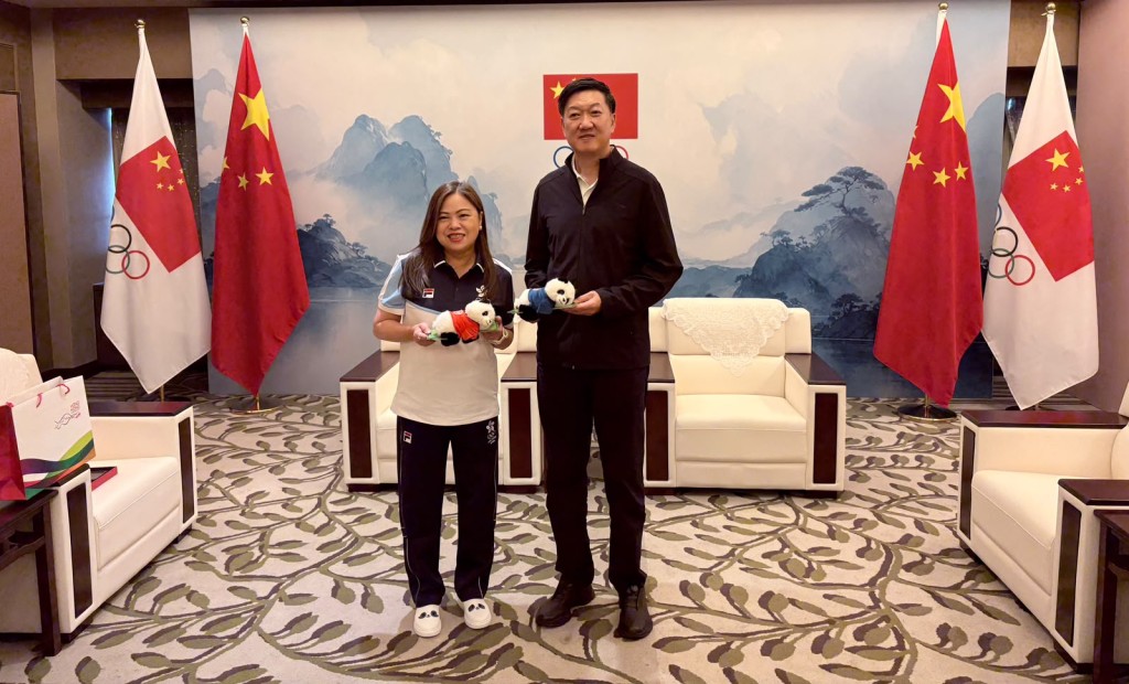羅淑佩(左)今日與國家體育總局局長高志丹(右)會面,並向他致送紀念品。 羅淑佩(左)今日與國家體育總局局長高志丹(右)會面,並向他致送紀念品。
