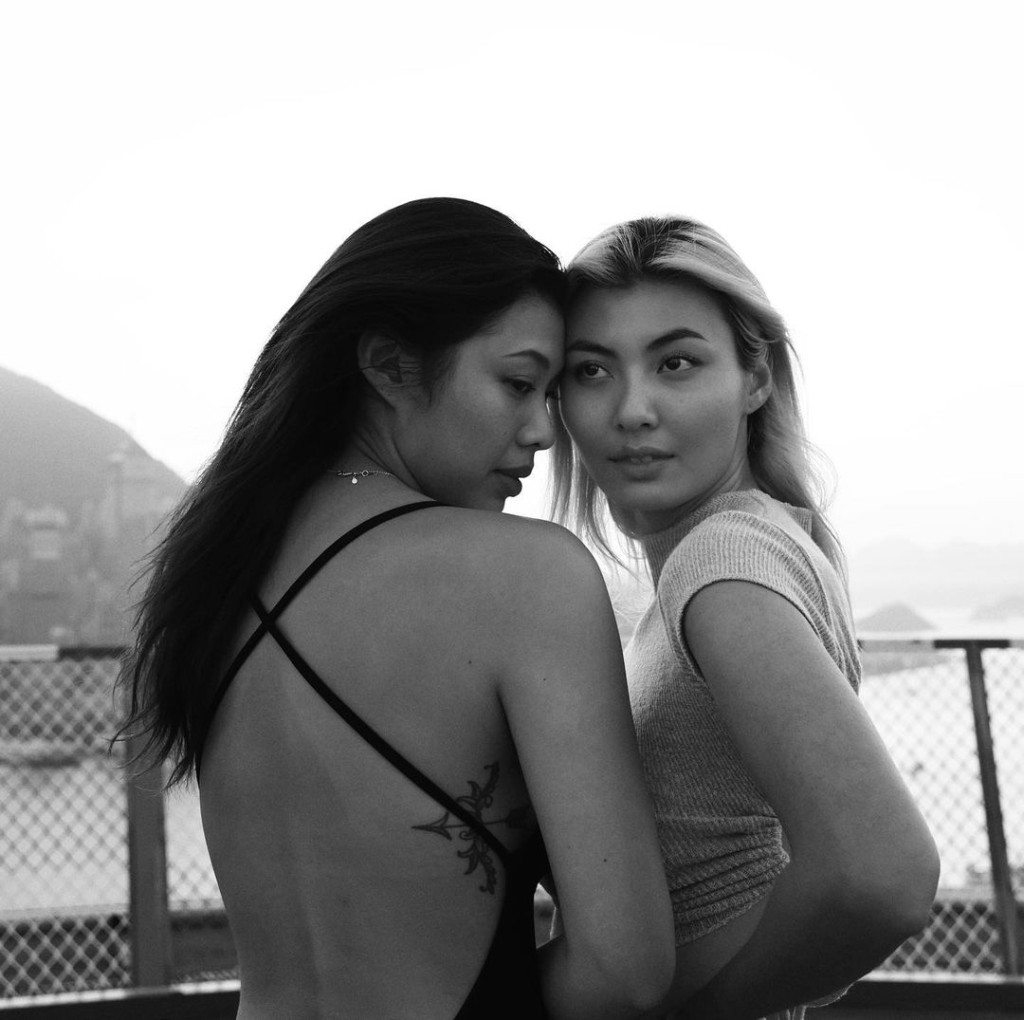 Kayla(左)自己都晒出大露背照。