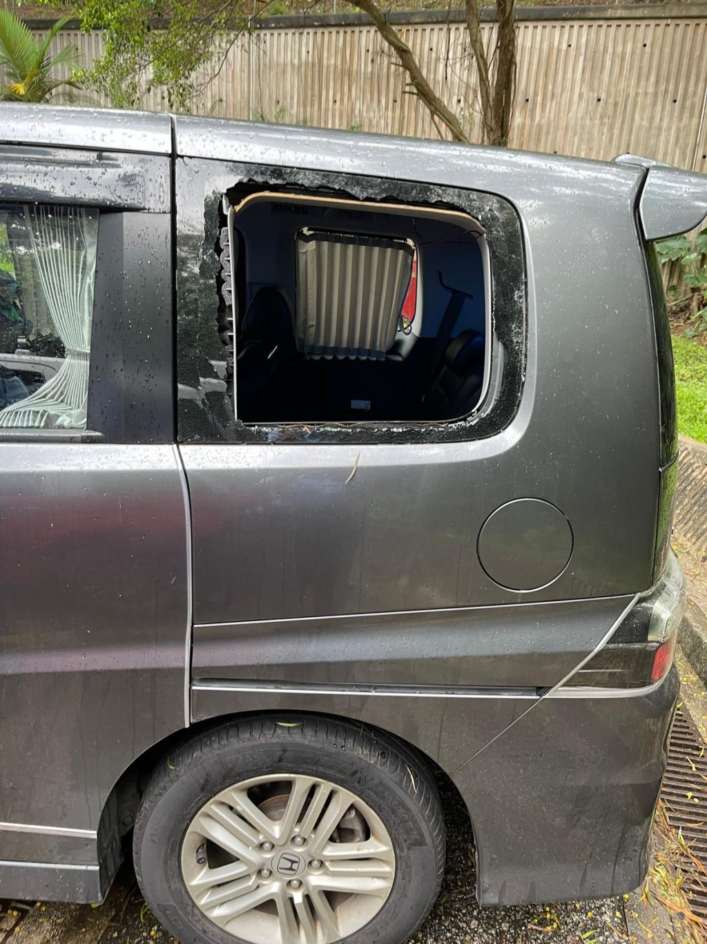 私家车玻璃车窗被打爆。图:警方提供