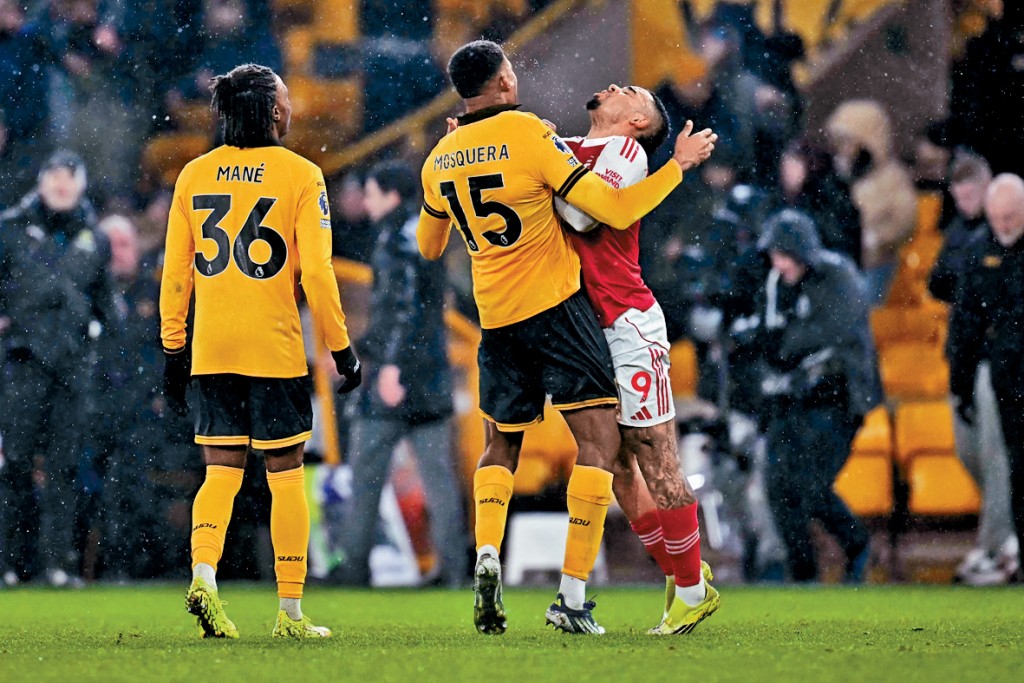 加比爾捷西斯(右)胸口撞向對方球員。