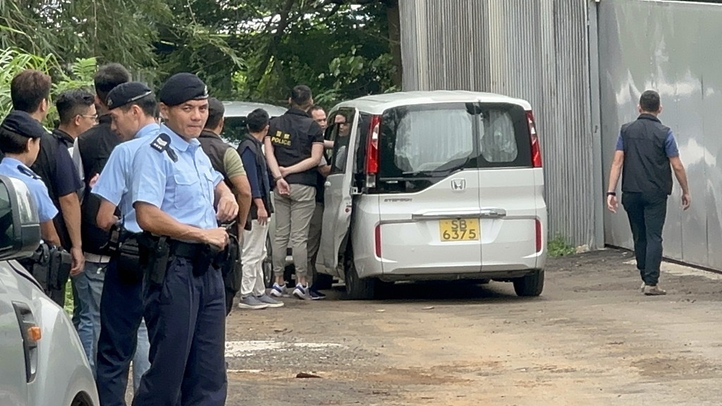 疑犯在新生村等地點重組案情。梁國峰攝 疑犯在新生村等地點重組案情。梁國峰攝