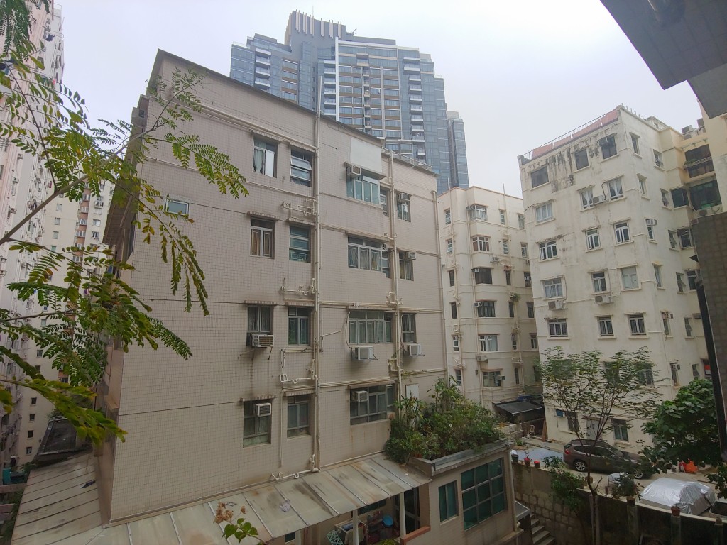 客廳大窗雖然望樓景,但光綫仍算充足。